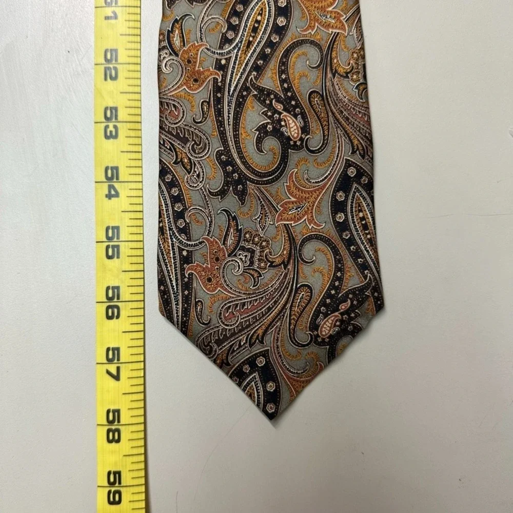Wilsons of Wickford Mens Silk Paisley Tie Gold Tan Black Hand Sewn USA RN 88045